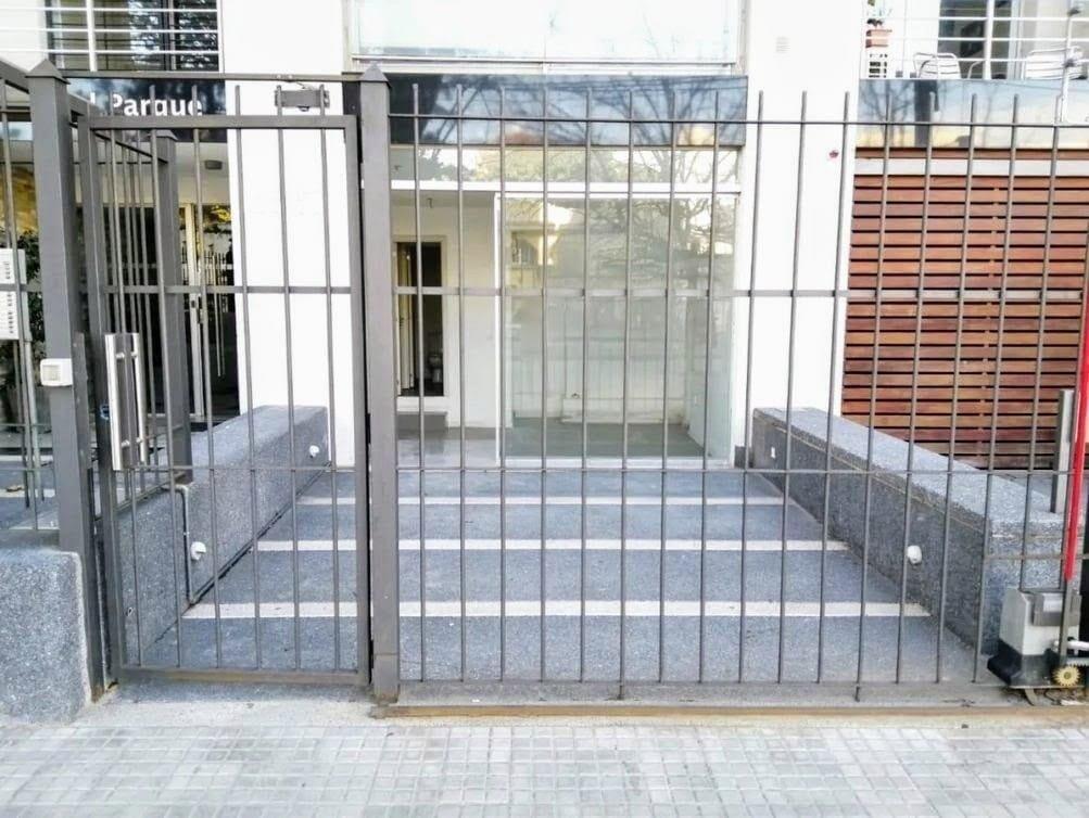 Venta local comercial sobre Av. Italia frente al Parque Bat