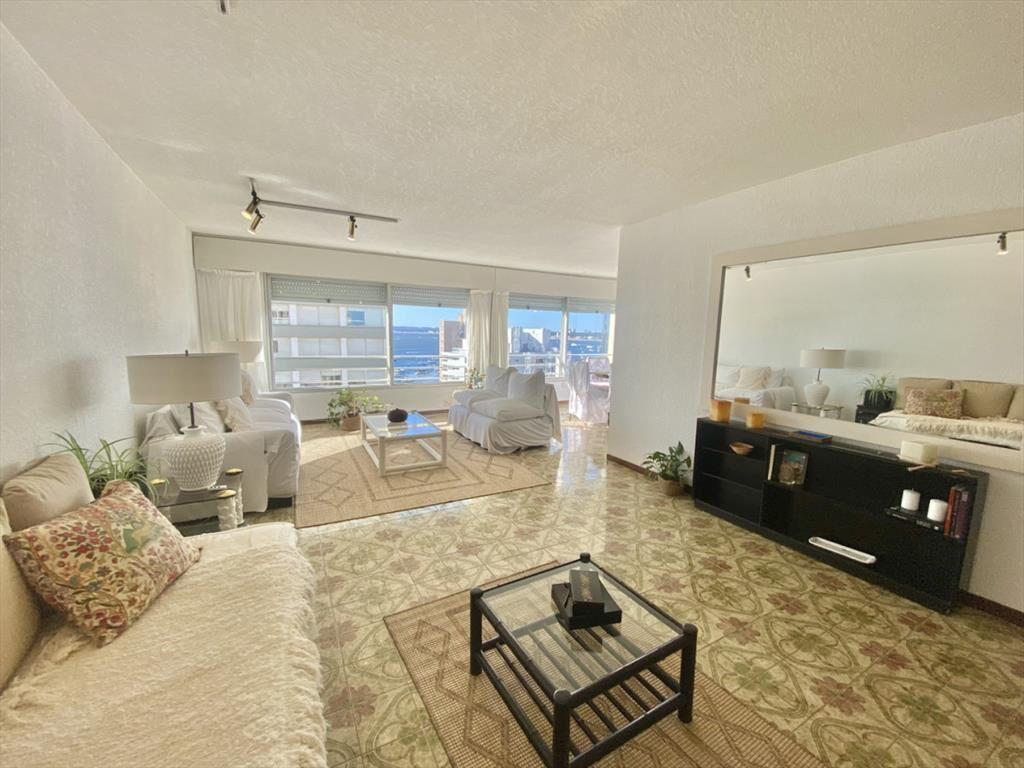 APARTAMENTO EN VENTA DE 3 DORMITORIOS EN PUNTA
