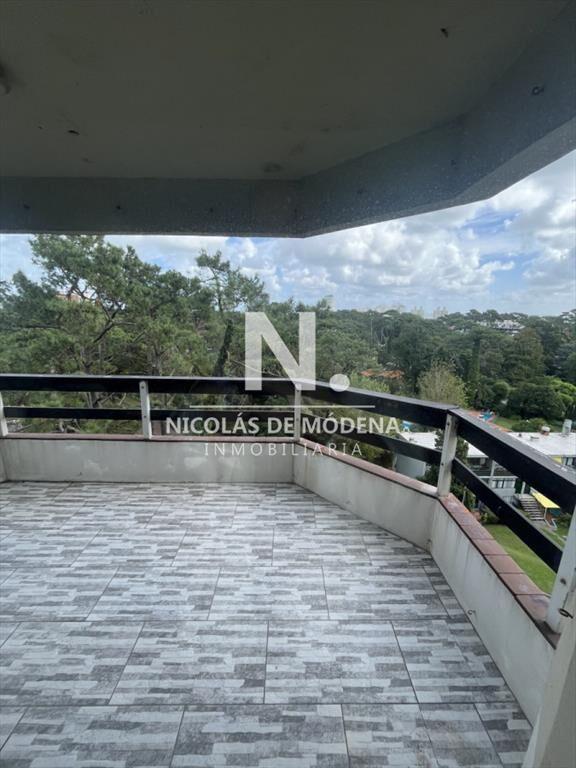 Vende apartamento de 3 dormitorios en Punta del