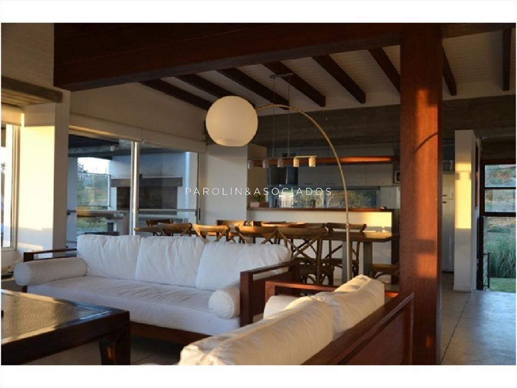 Hermosa casa en venta con piscina en Punta del Este.