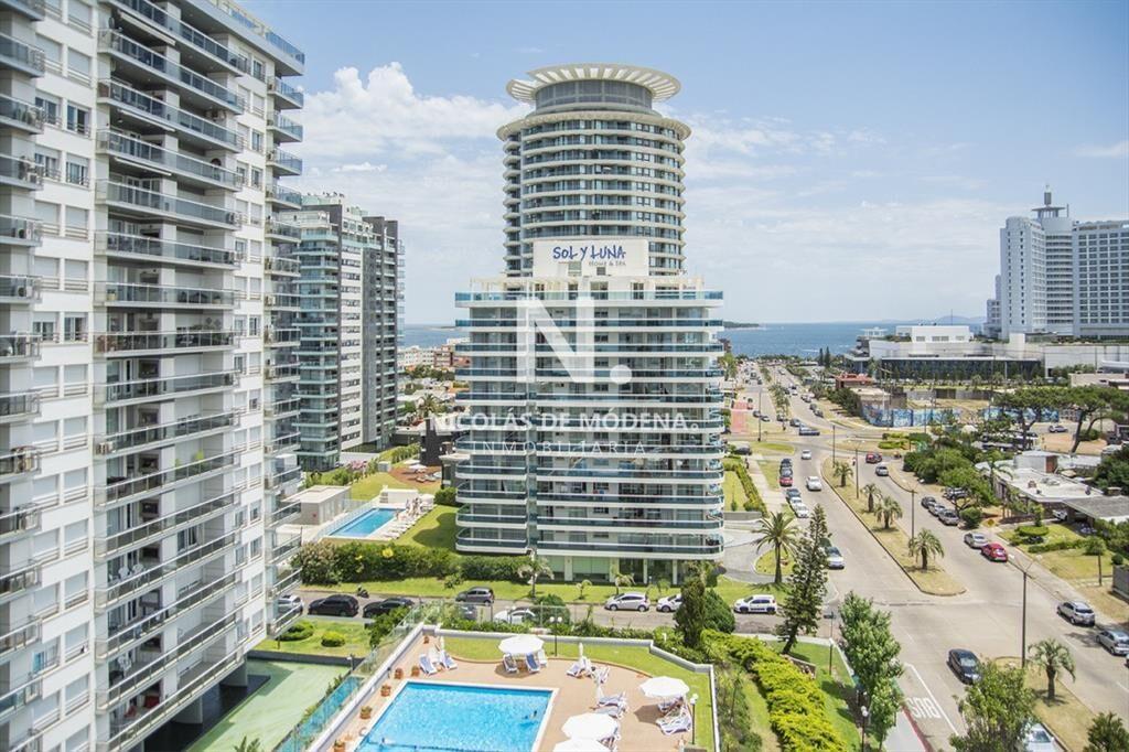 Vende apartamento de 2 dormitorios y medio en del