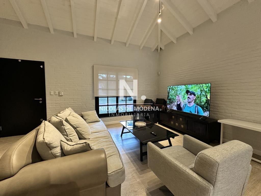 Vende casa de 3 dormitorios con fondo al Club de