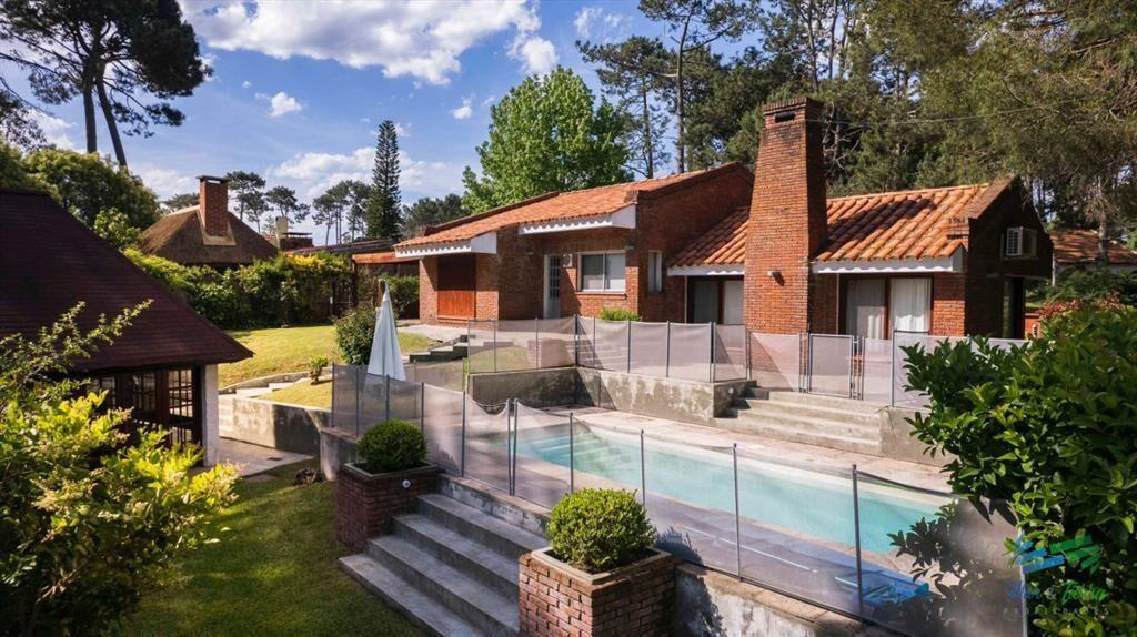 Casa en venta 4 dormitorios con piscina Pinares,