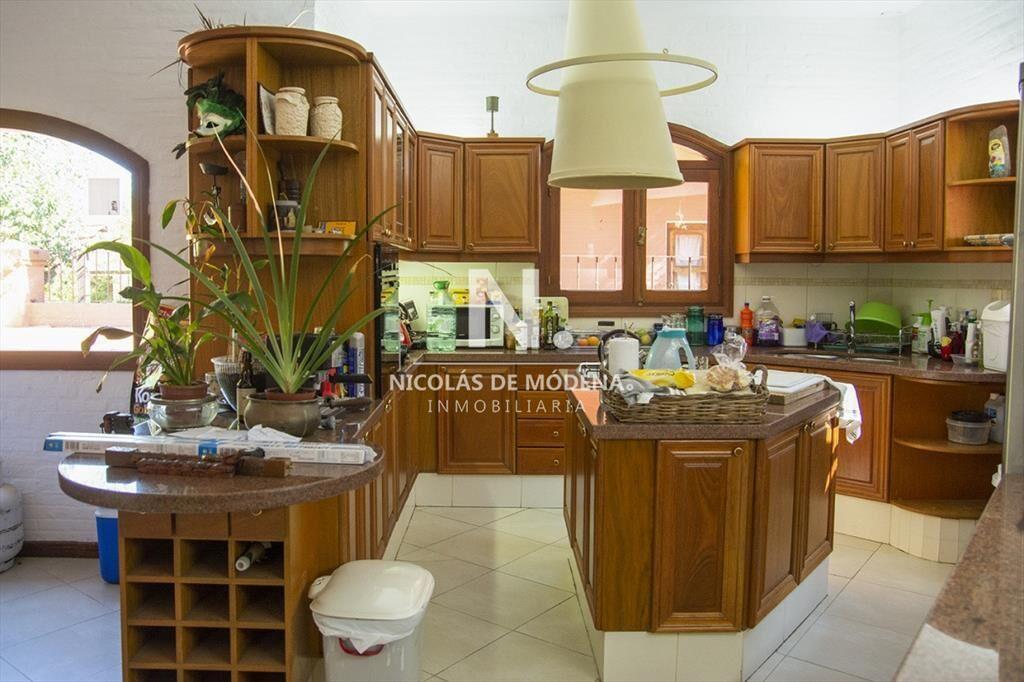 Casa de gran tamaño ubicada en zona