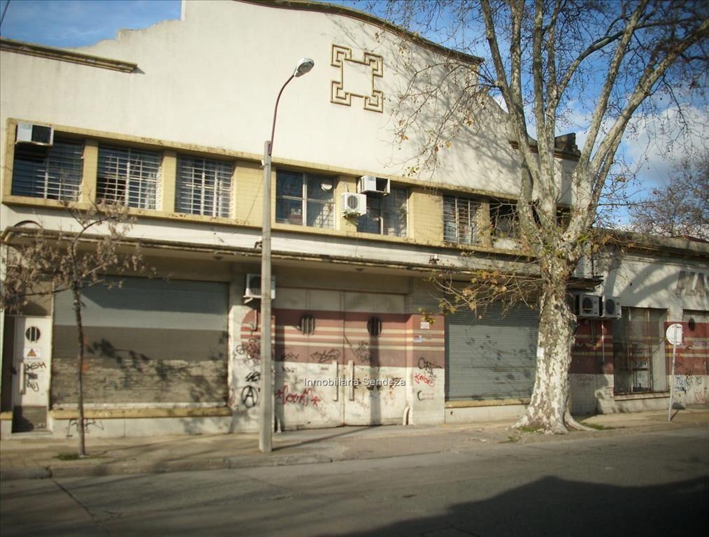 Oficinas, entrepisos, baños, coc, comedor, entradas camione