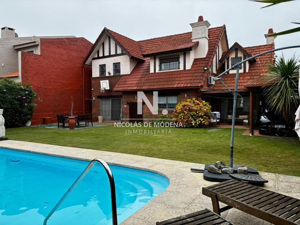 Se Vende Casa con JardÃn y Piscina en Carrasco 4