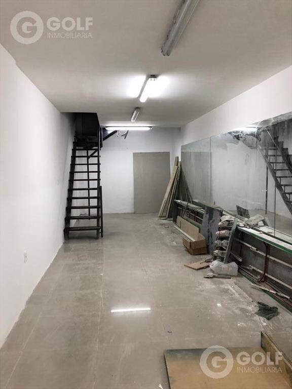 Vendo local comercial sobre 18 de julio con entrepiso, 142m