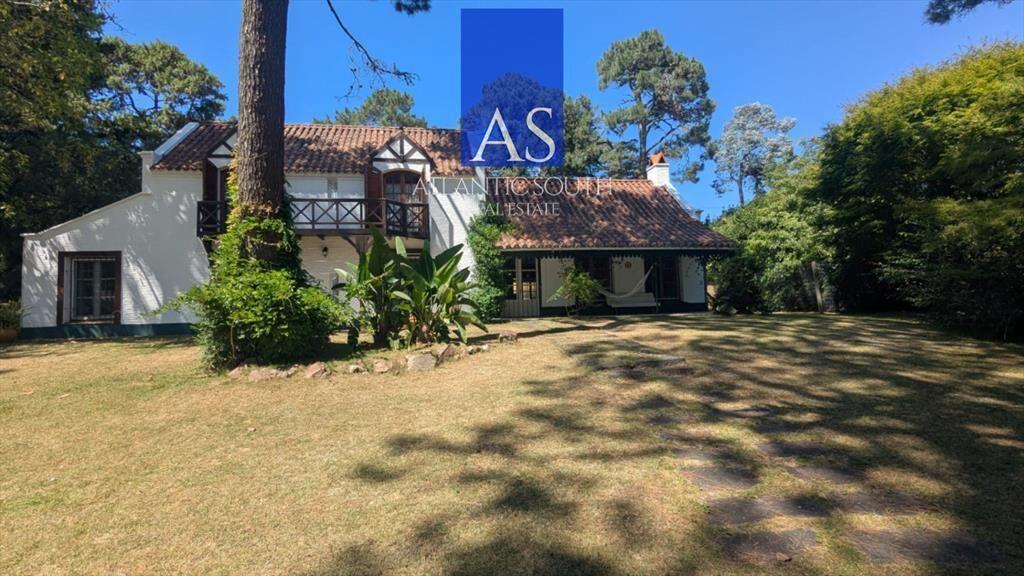 Casa 4 dormitorios en Playa Mansa Punta del Este