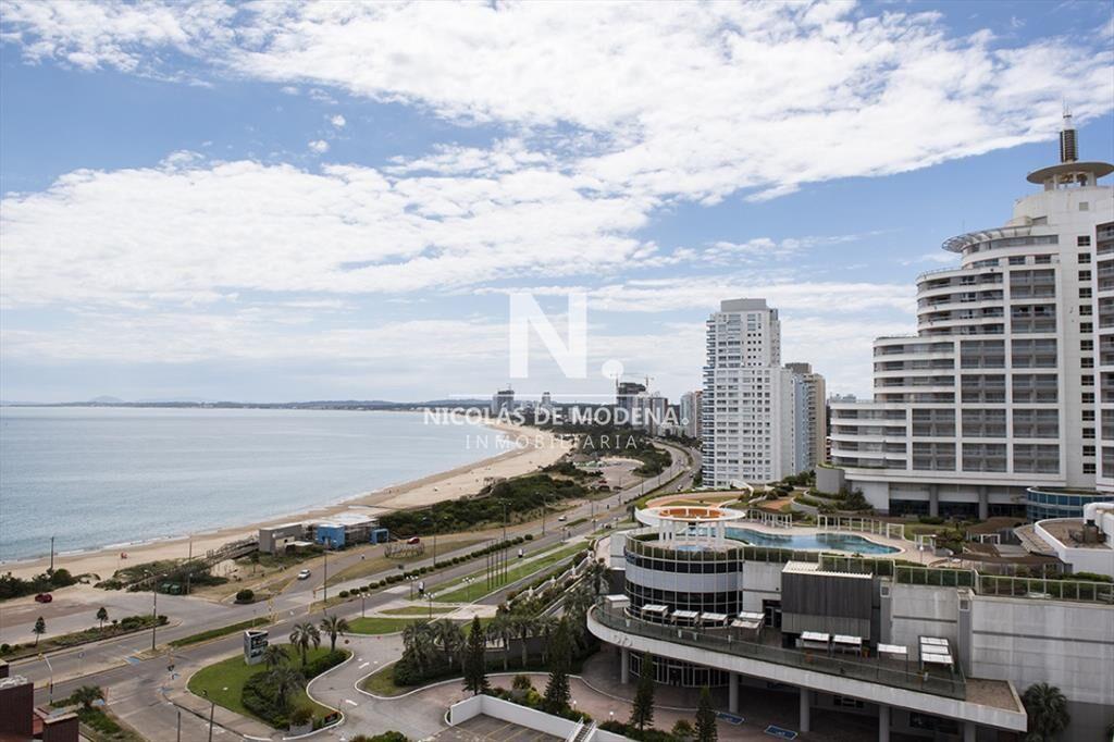 Departamento con vista al mar en edificio
