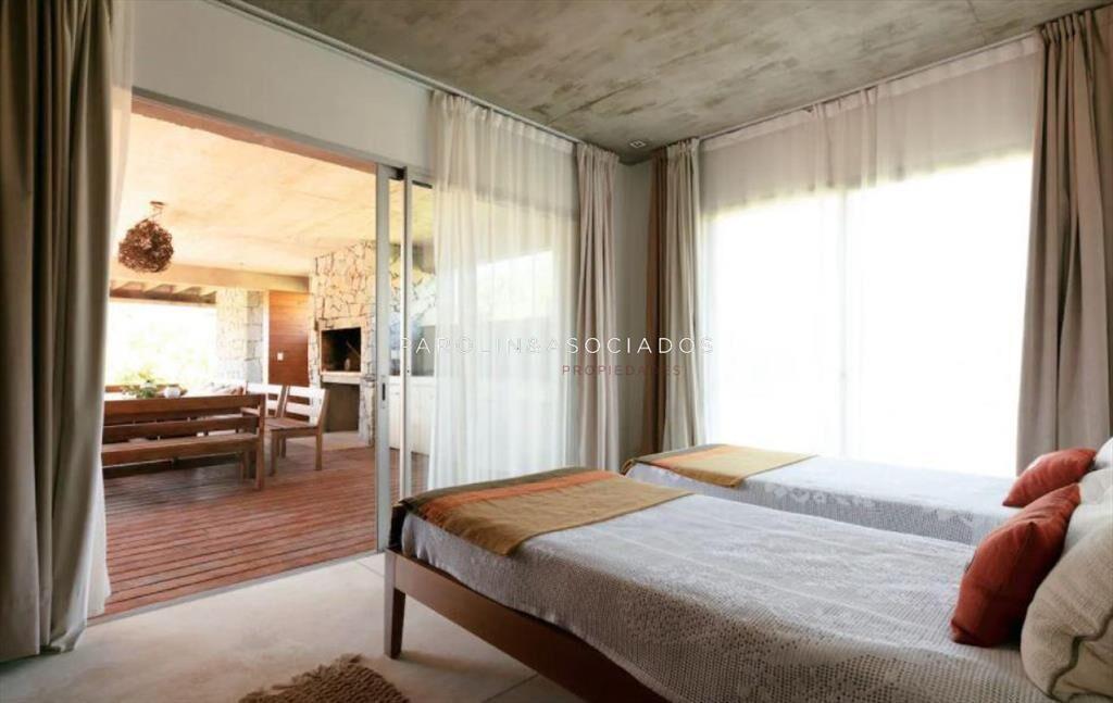 Casa en Venta de 4 Dormitorios en Village del