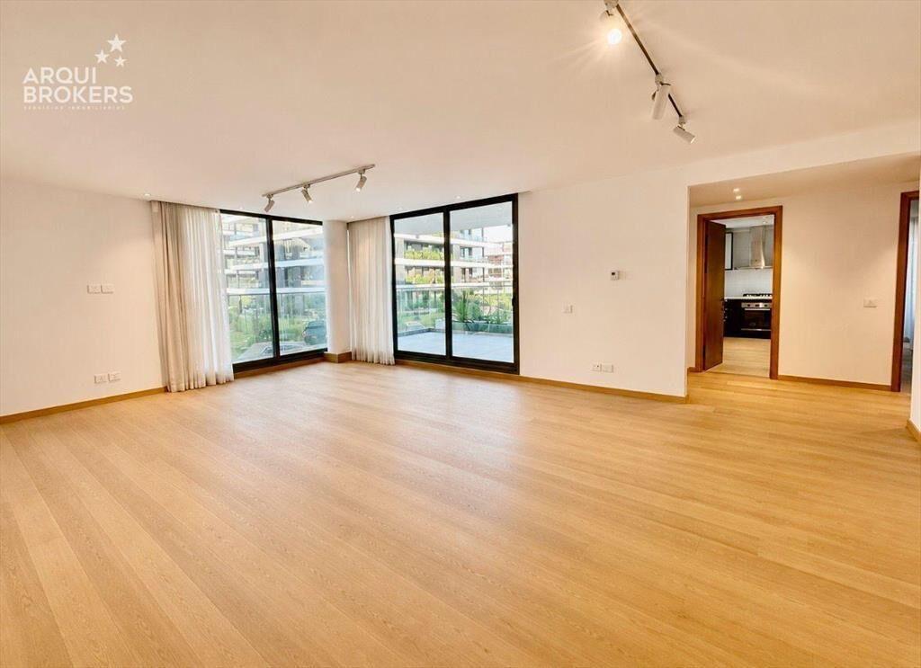 Apartamento de 3 dormitorios en venta en Carrasco - C102