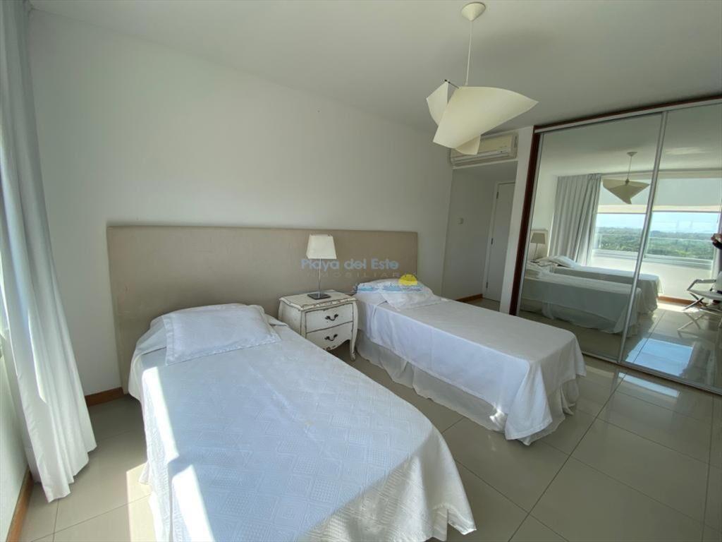 Apartamento en Venta de 3 dormitorios en Punta ,