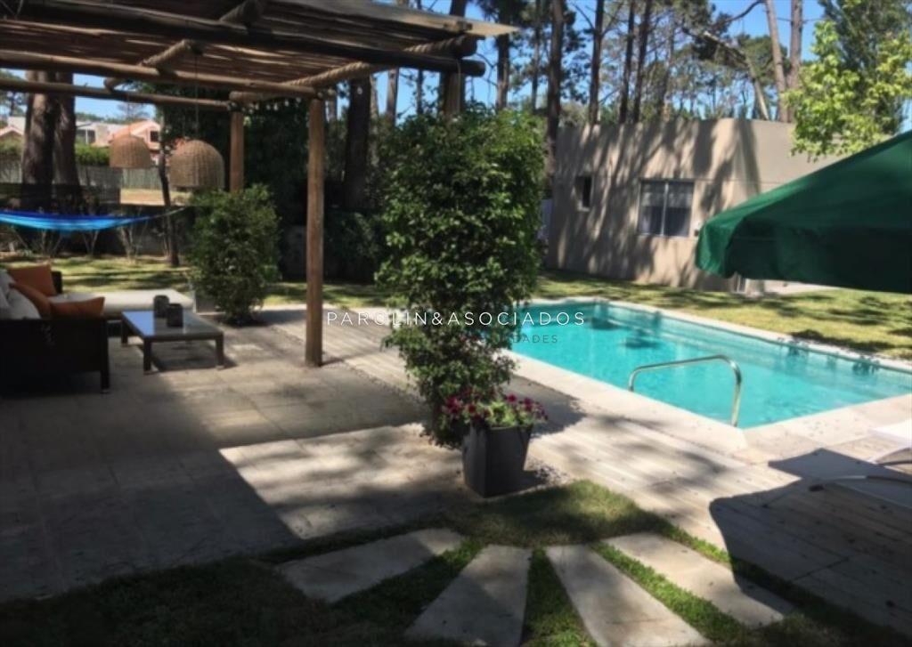 VENTA DE CASA DE 4 DORMITORIOS  EN BARRIO LA DEL