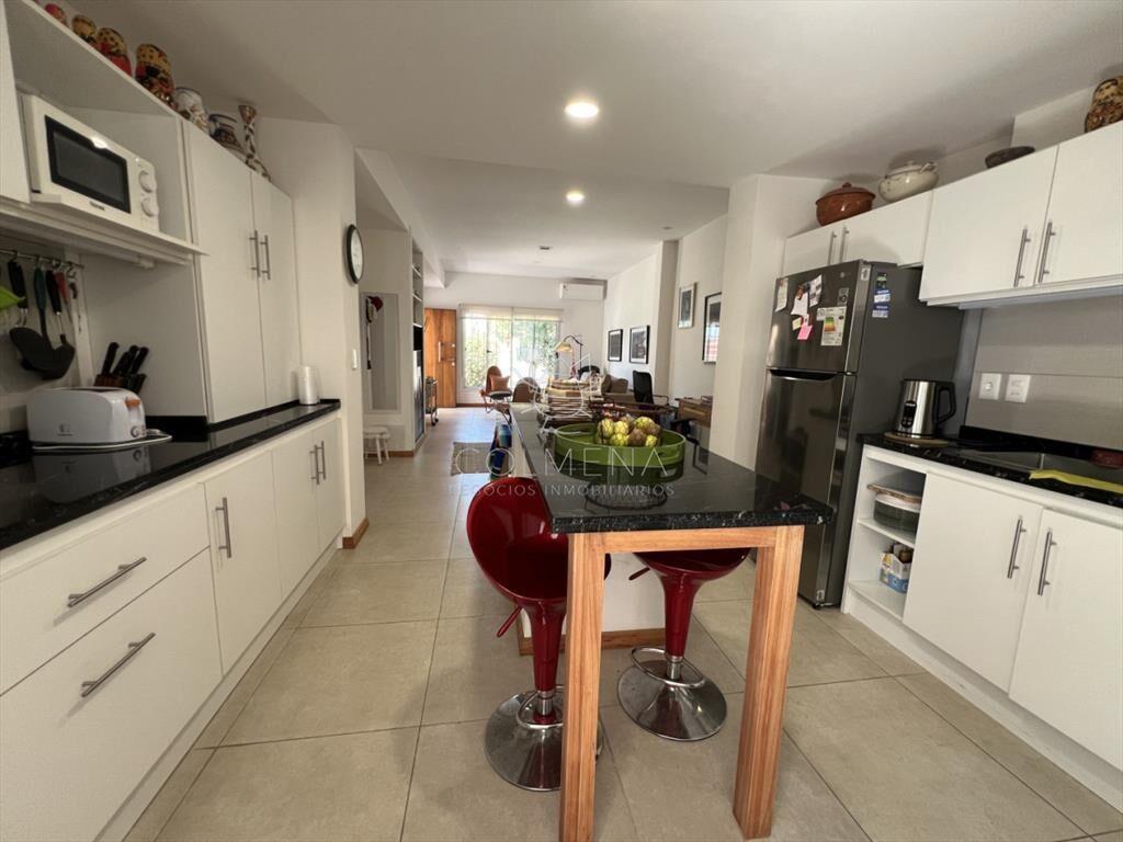 EN VENTA! Espectacular casa reciclada a nueva, con dos apar