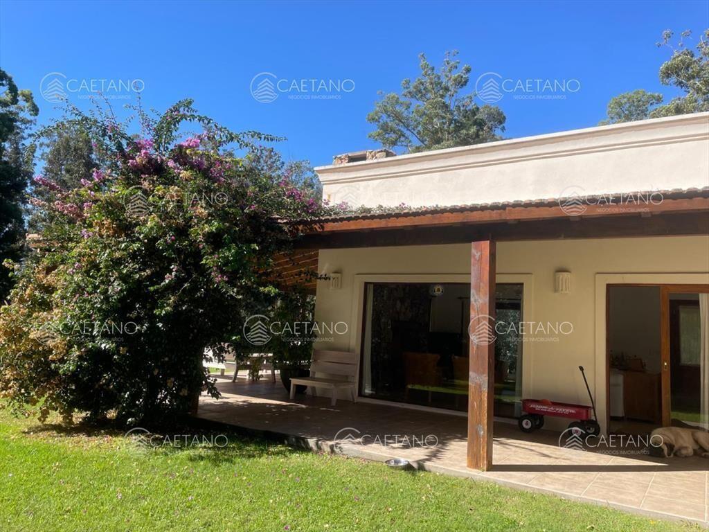 Vende impresionante casa en Punta Ballena de 2