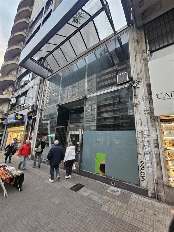 18 de julio y Barrios Amorin, 9 mts de frente, 587 m2 !!