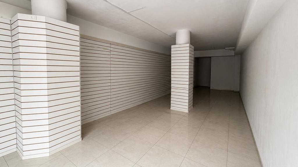 18 de julio y Rio Branco, 105 m2, 4 mts de frente, excelent