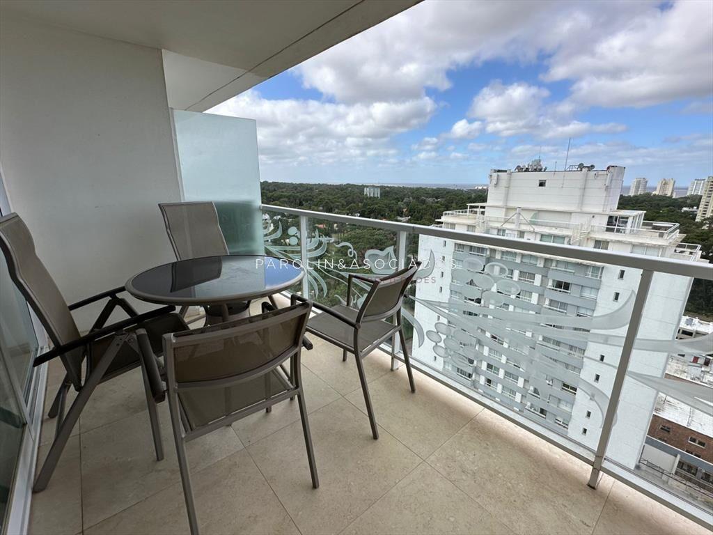 Apartamento de 1 dormitorio y medio en torre Yoo,