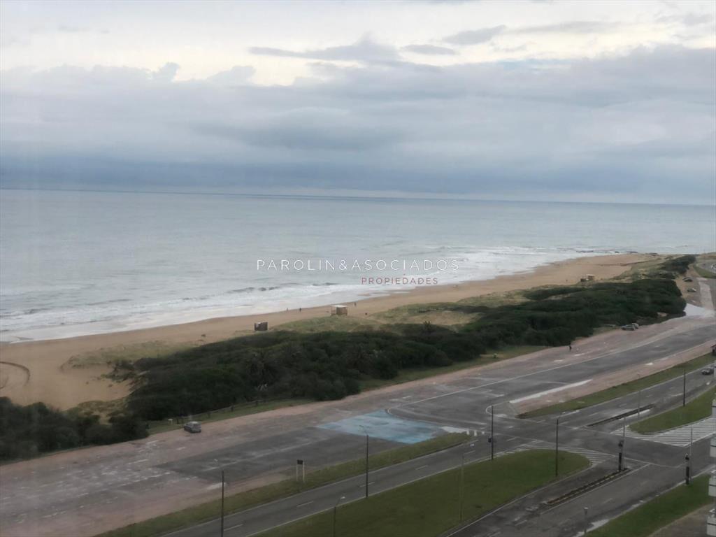 Apartamento en venta de 3 dormitorios en Edificio Tiburón,