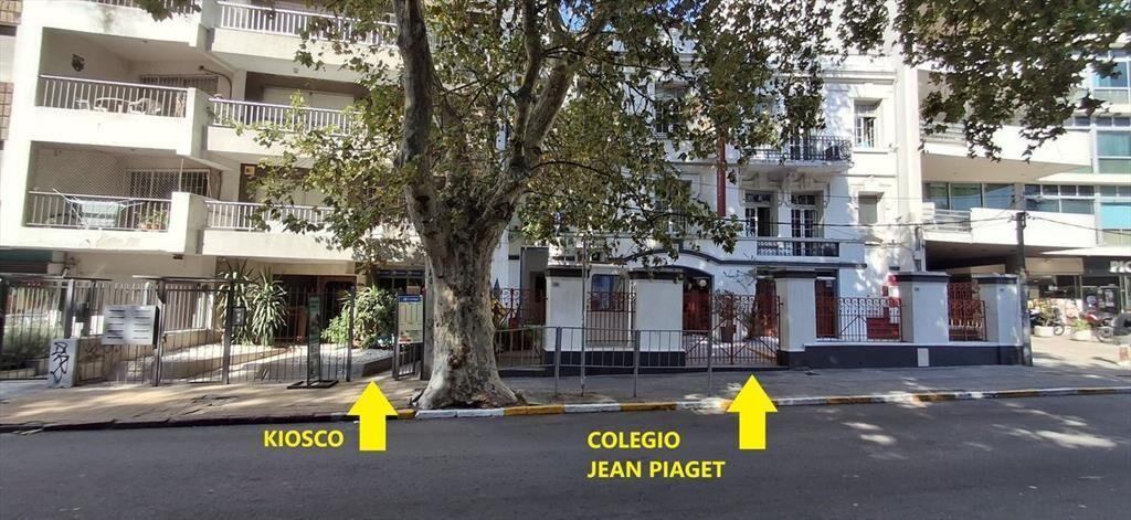 Kiosco al lado de colegio y frente a parada