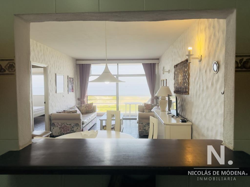Venta de apartamento primera linea, playa brava.