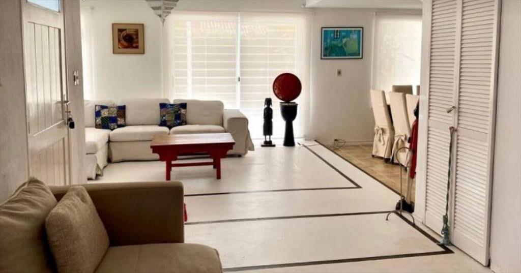CASA EN VENTA DE 4 DORMITORIOS EN LA BARRA