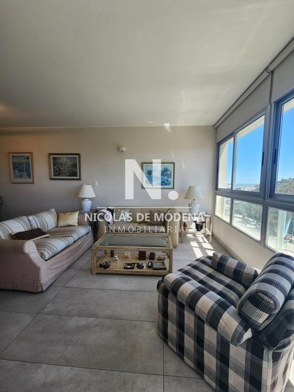 Vende apartamento en Peninsula de 3 dormitorios, a metros d