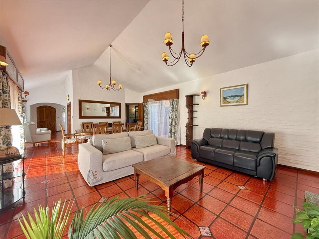 Casa en Barrio Marly con piscina