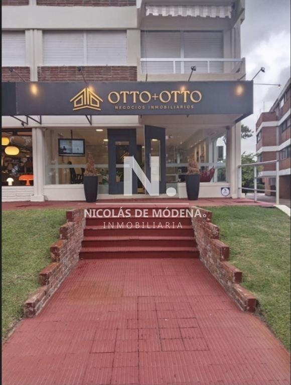 En venta local de 100m2 en Av. Italia, Punta del
