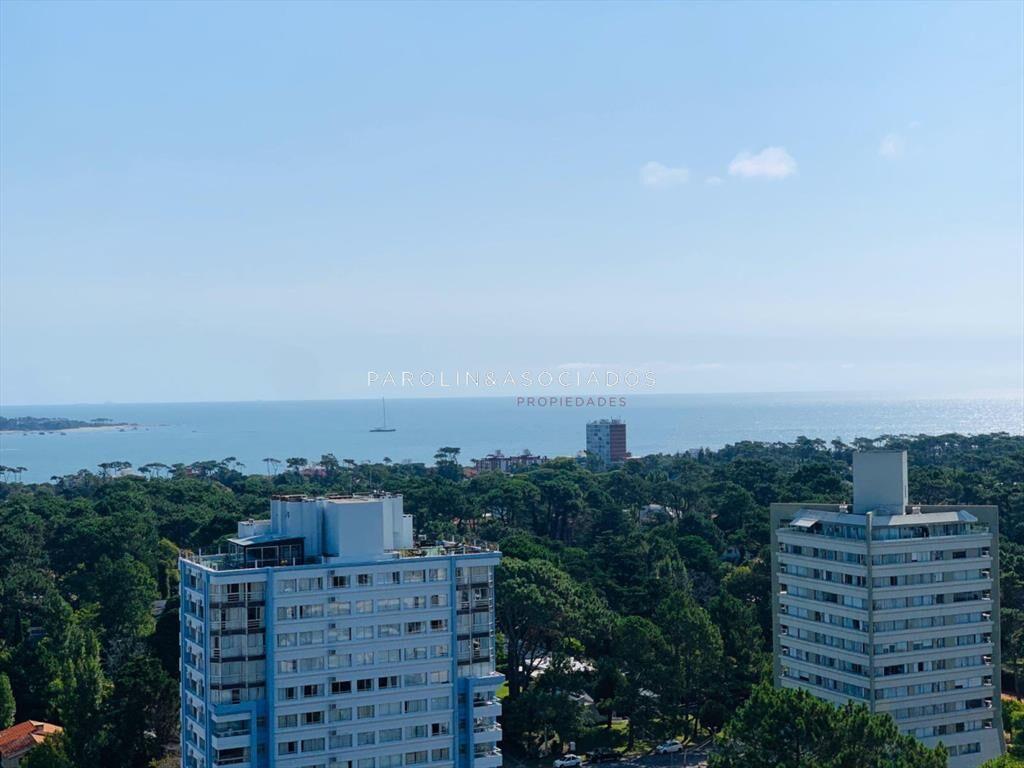 Apartamento en venta en piso alto Punta del Este.
