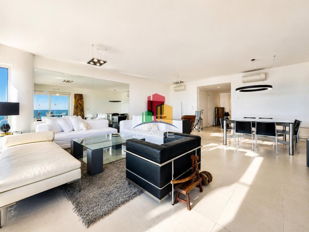 Venta y alquiler de departamento esquinero de tres dormitor