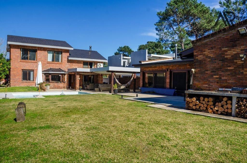 Casa en venta zona colegios 4 dormitorios en Punta del Este