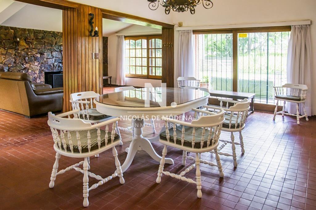 Vende casa de 3 dormitorios en Cantegril Punta del Este