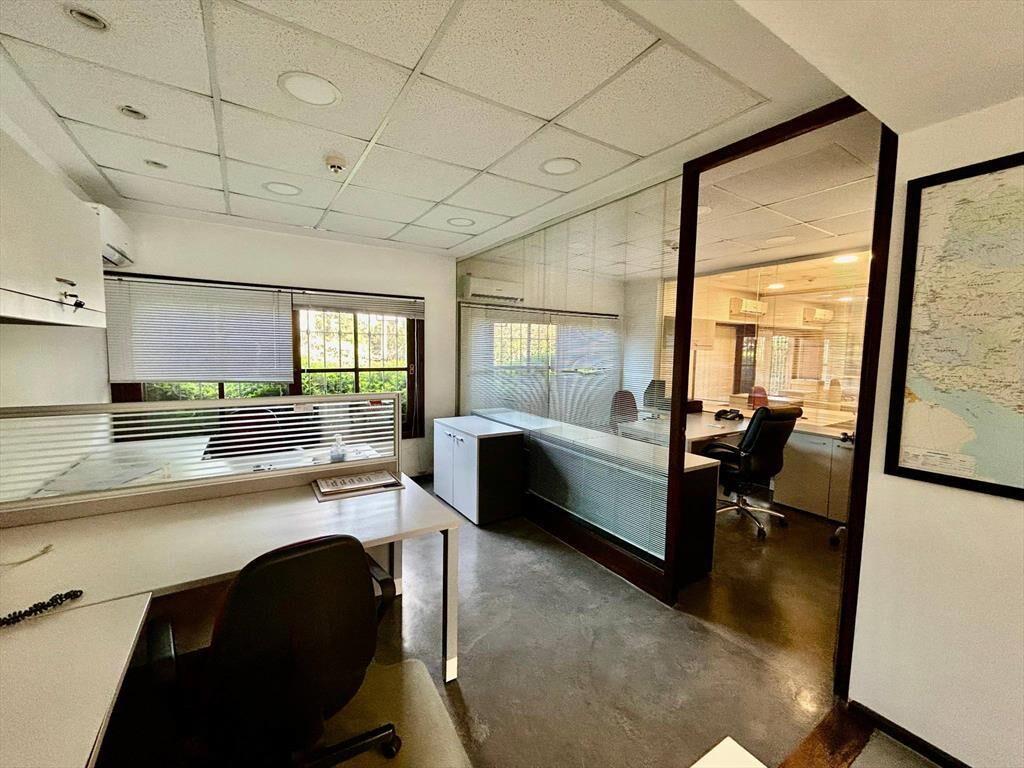 Venta de casa para oficinas en importante esquina de Carrasc