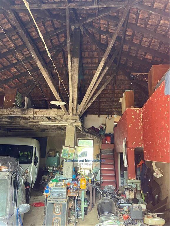 Terreno con construcciones en zona logística