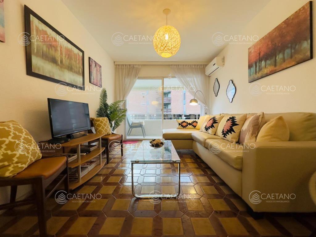 Venta apartamento de 2 dormitorios, con balcón. Playa mans