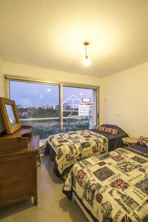 En venta en zona playera, apartamento de 3 dormitorios en B