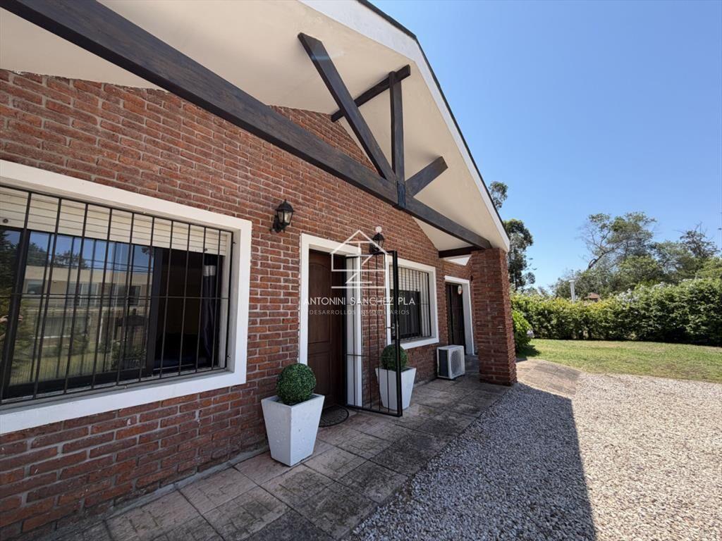 Hermosa casa en barrio Residencial de Punta del Este a paso