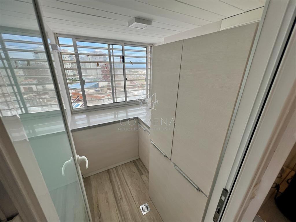 Apartamento con excelente vista a playa mansa y -