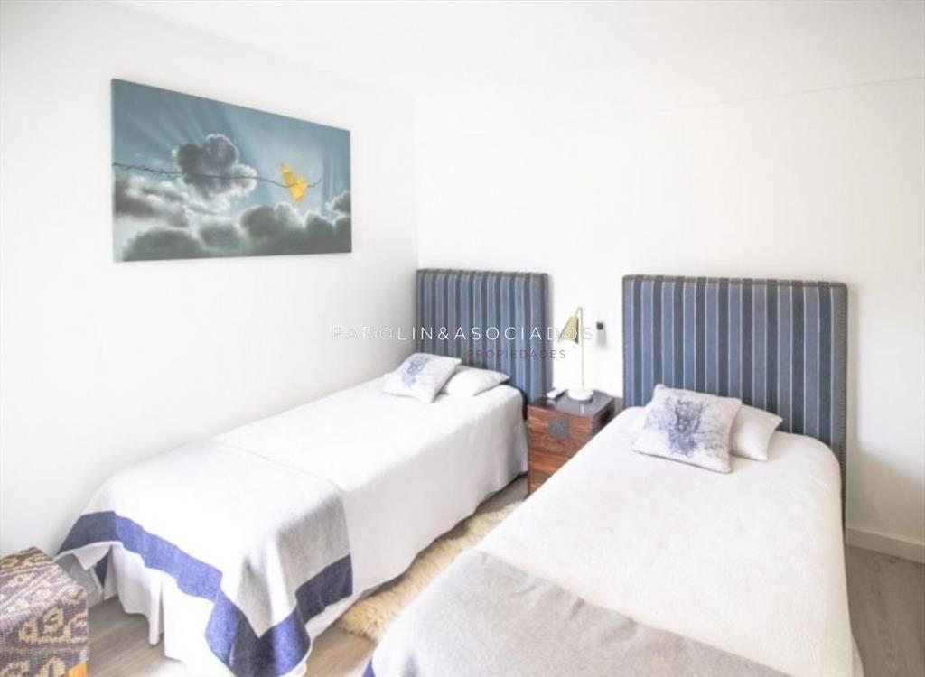 Apartamento de 4 dormitorios en Esturión Punta
