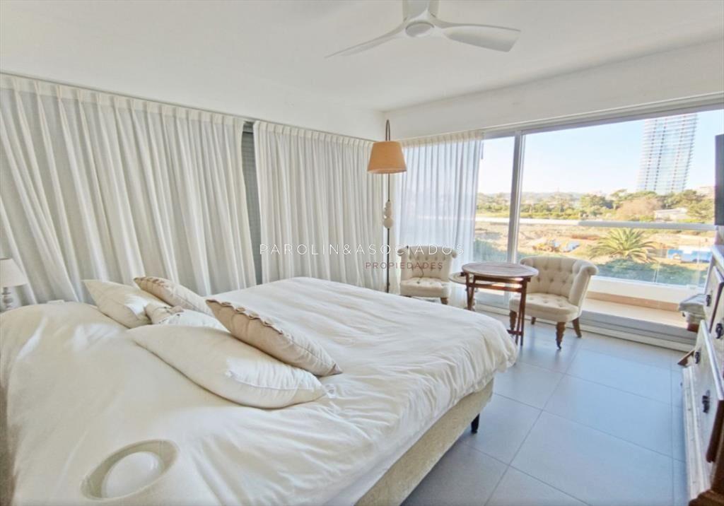 Departamento en Venta de 3 Suites y dependencia
