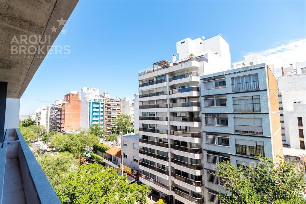 Venta de apartamento con renta de tres dormitorios en Punta