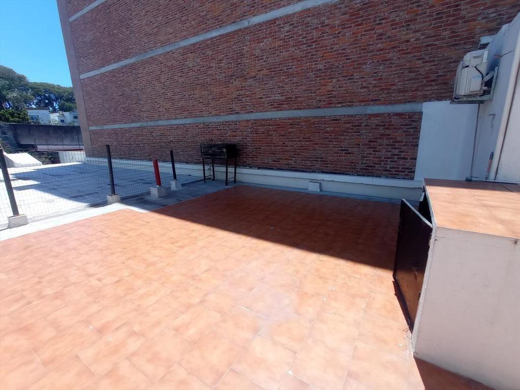 Imperdible local + 2 aptos en Rbla Chile 2 padrones 924 m2!
