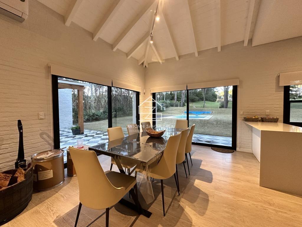 Vende casa de 3 dormitorios con fondo al Club de