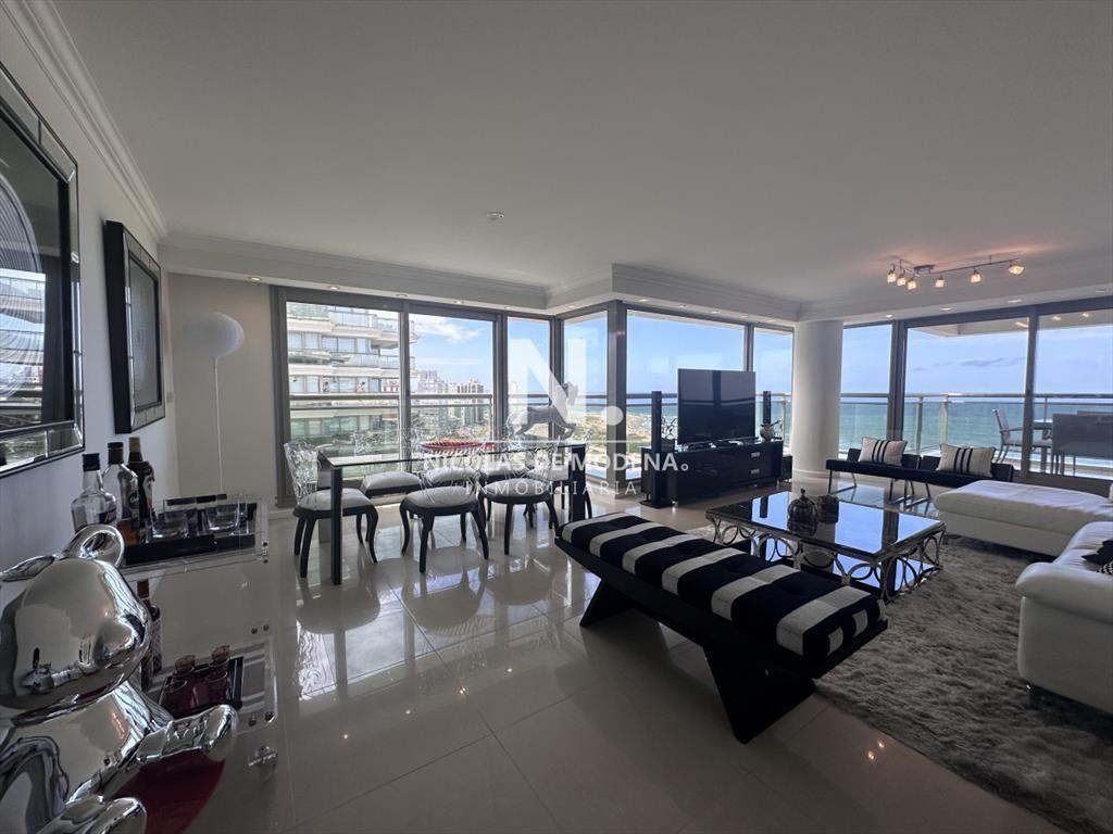 Vende apartamento esquinero de 3 dormitorios en