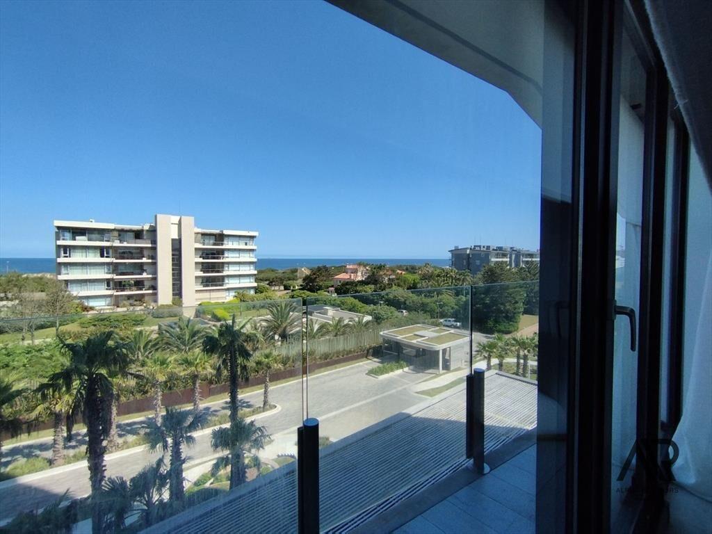 Apartamento De 2 Dormitorios + Den, Próximo Desembocadur...