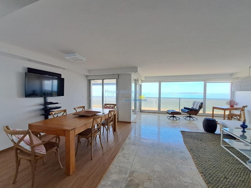 Departamento en venta con amplios ambientes, en