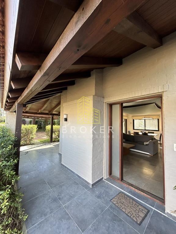 Venta de Duplex en Barrio Privado, Playa Mansa.