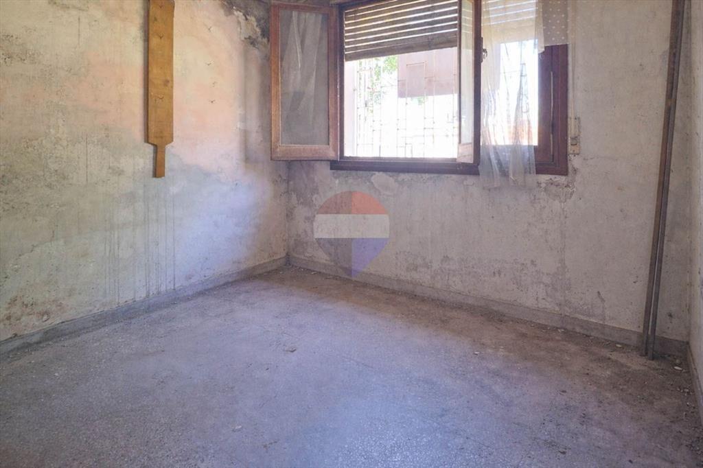 VENTA CASA 4 DORMITORIOS y GRAN TERRENO -COLÓN
