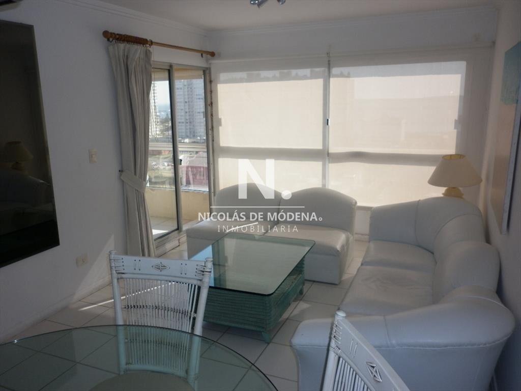 Vende apartamento de 2 dormitorios en Punta del